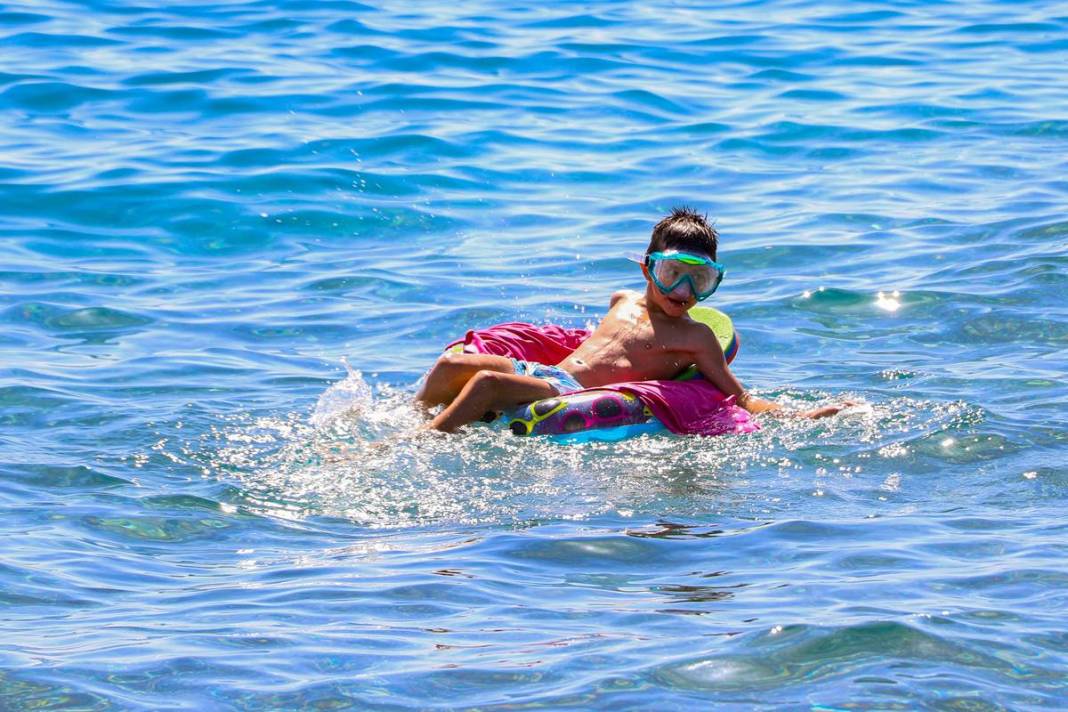 Denize giren terleyerek çıkıyor! O ilde deniz suyu 28 dereceye kadar çıktı, yerli ve yabancı turistler oraya akın ediyor 1